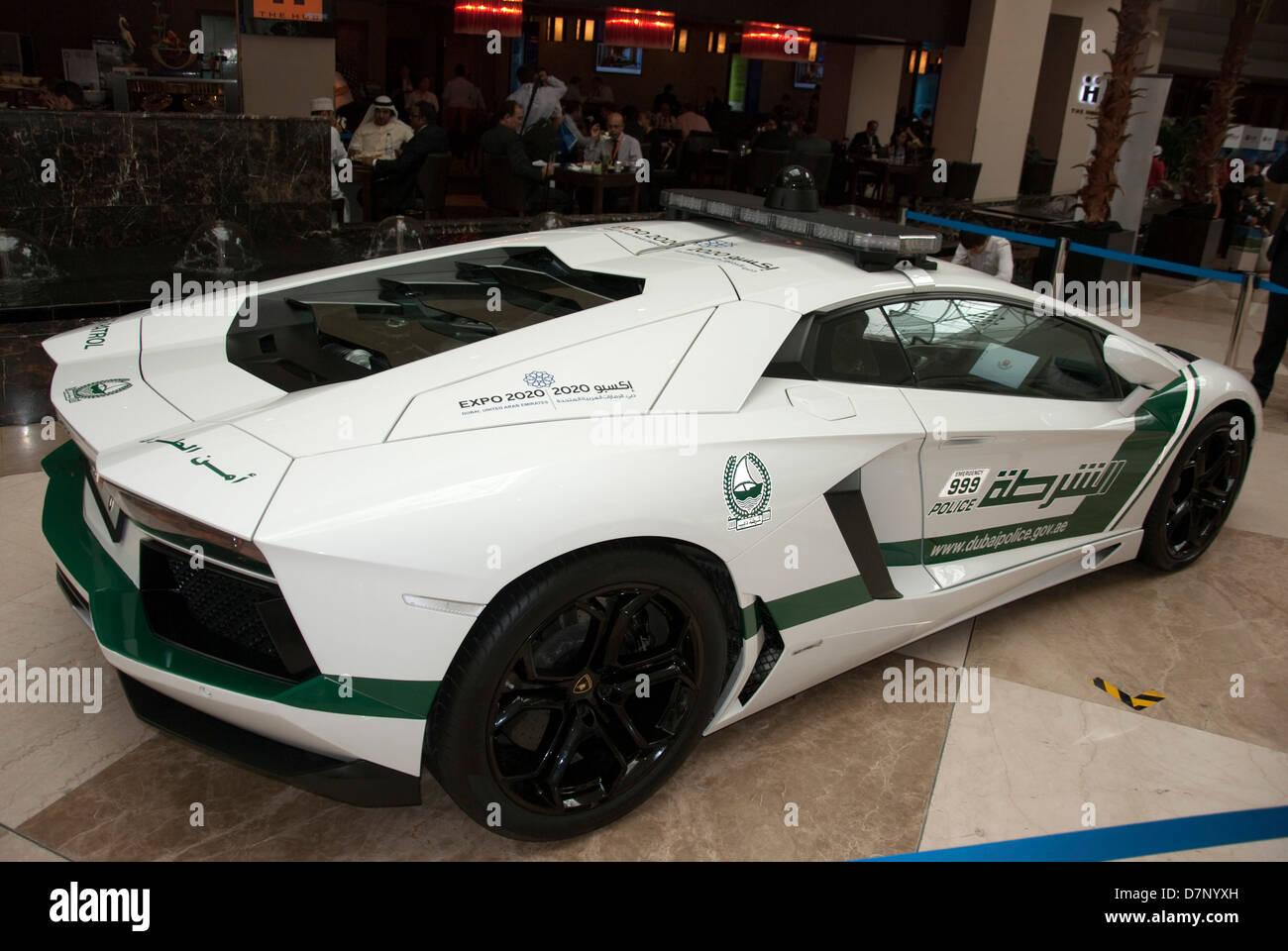 La Policía de Dubai Lamborghini Aventador LP700-4 Coupe Coche patrulla  Fotografía de stock - Alamy