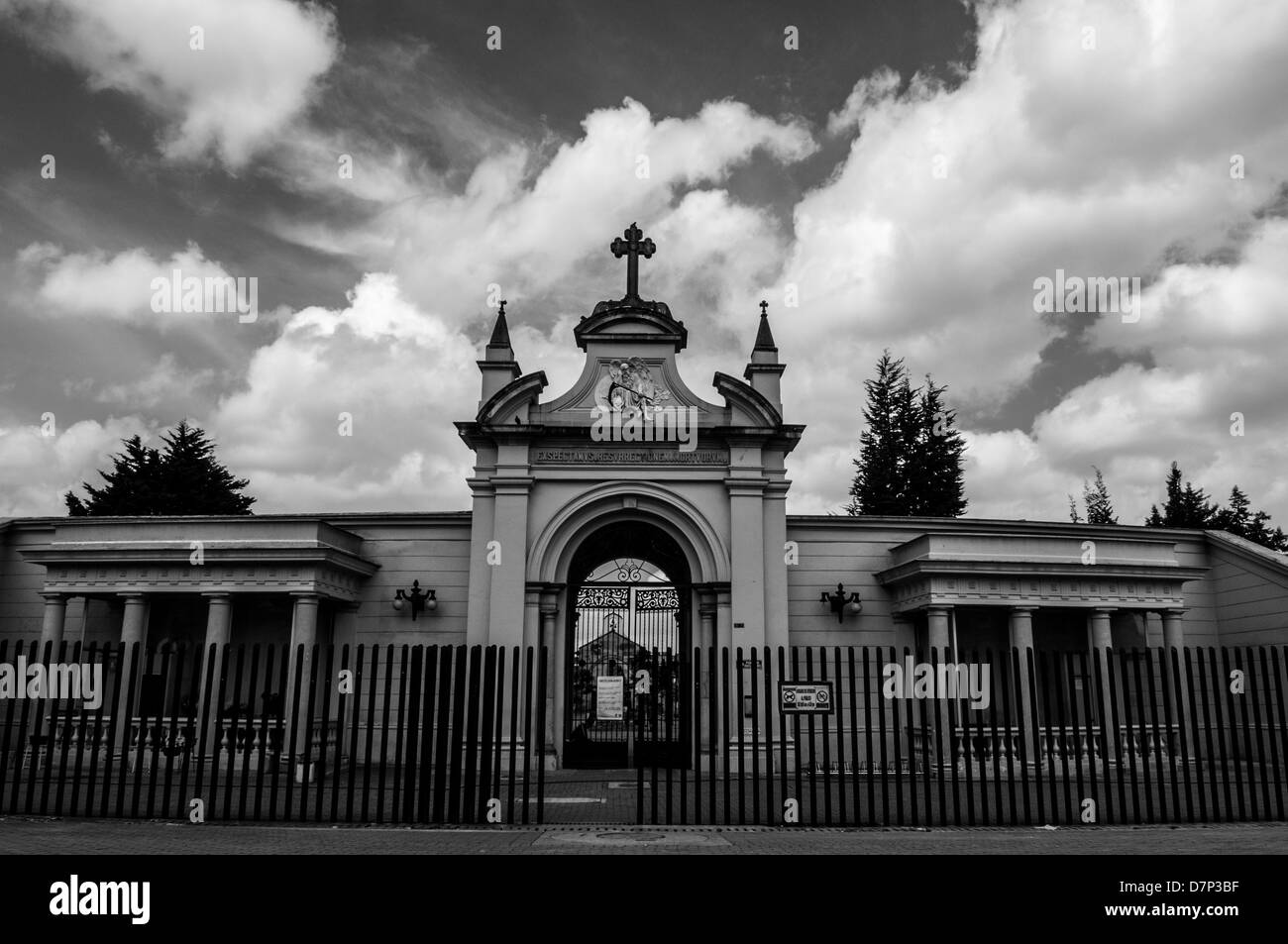 La entrada principal del Cementerio Central, Bogotá - Colombia Foto de stock