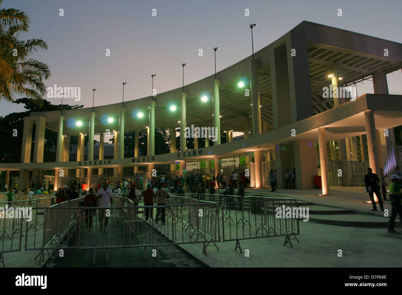 En el estadio de Maracaná de Río extraoficialmente su reapertura de la noche en el 27 de abril de 2013. Lugar de celebración de la Copa Confederaciones 2013. Foto de stock