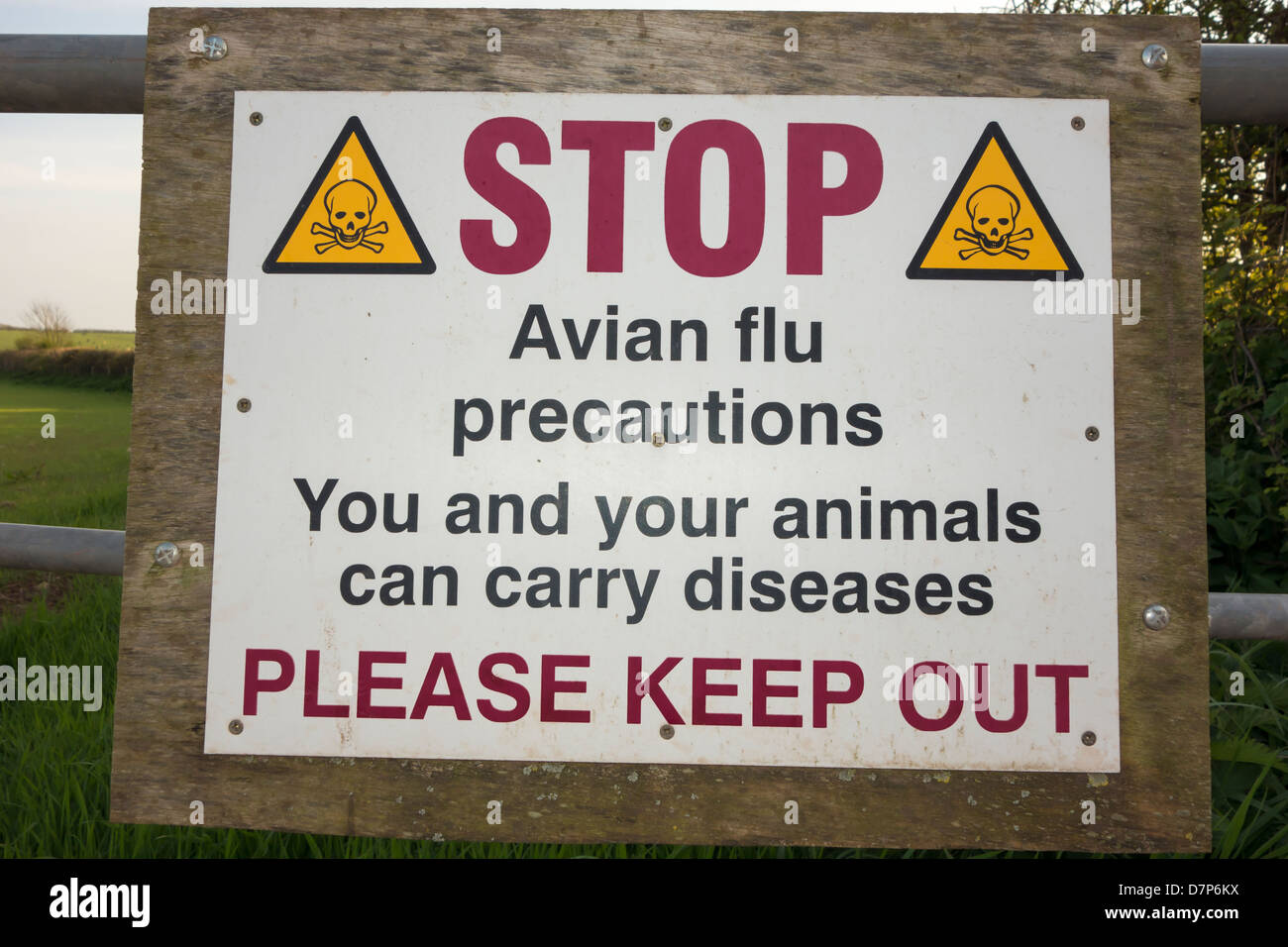 Señal de alerta en una granja indicando el riesgo de gripe aviar o la gripe aviar. Foto de stock