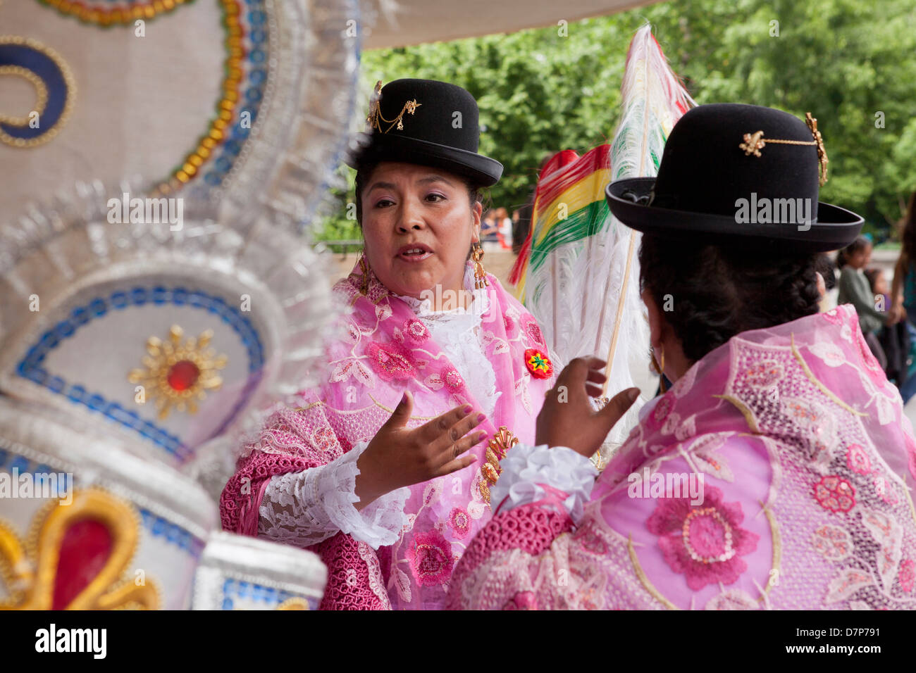 Bolivian dance fotografías e imágenes de alta resolución - Alamy
