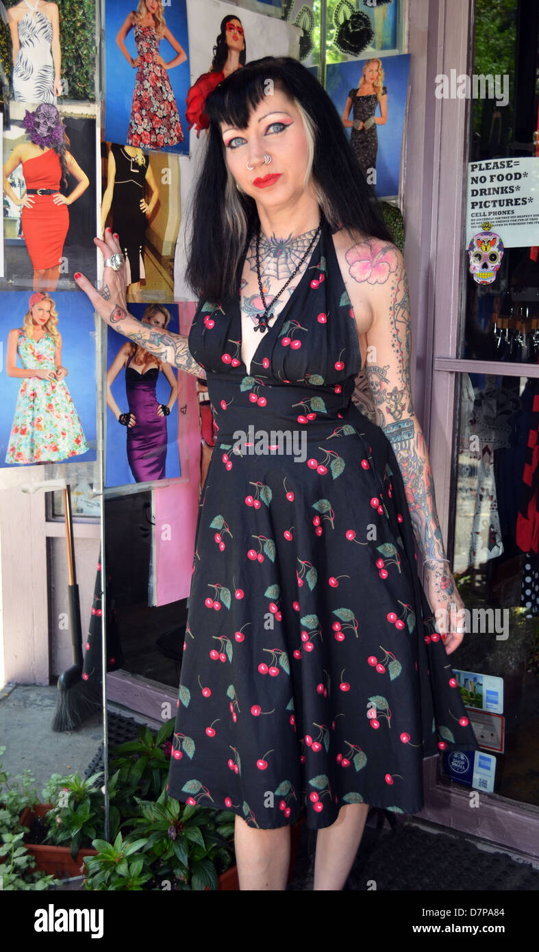 Mujer con tatuajes y vestidos al estilo de los años 50 en Greenwich  Village, Nueva York Fotografía de stock - Alamy