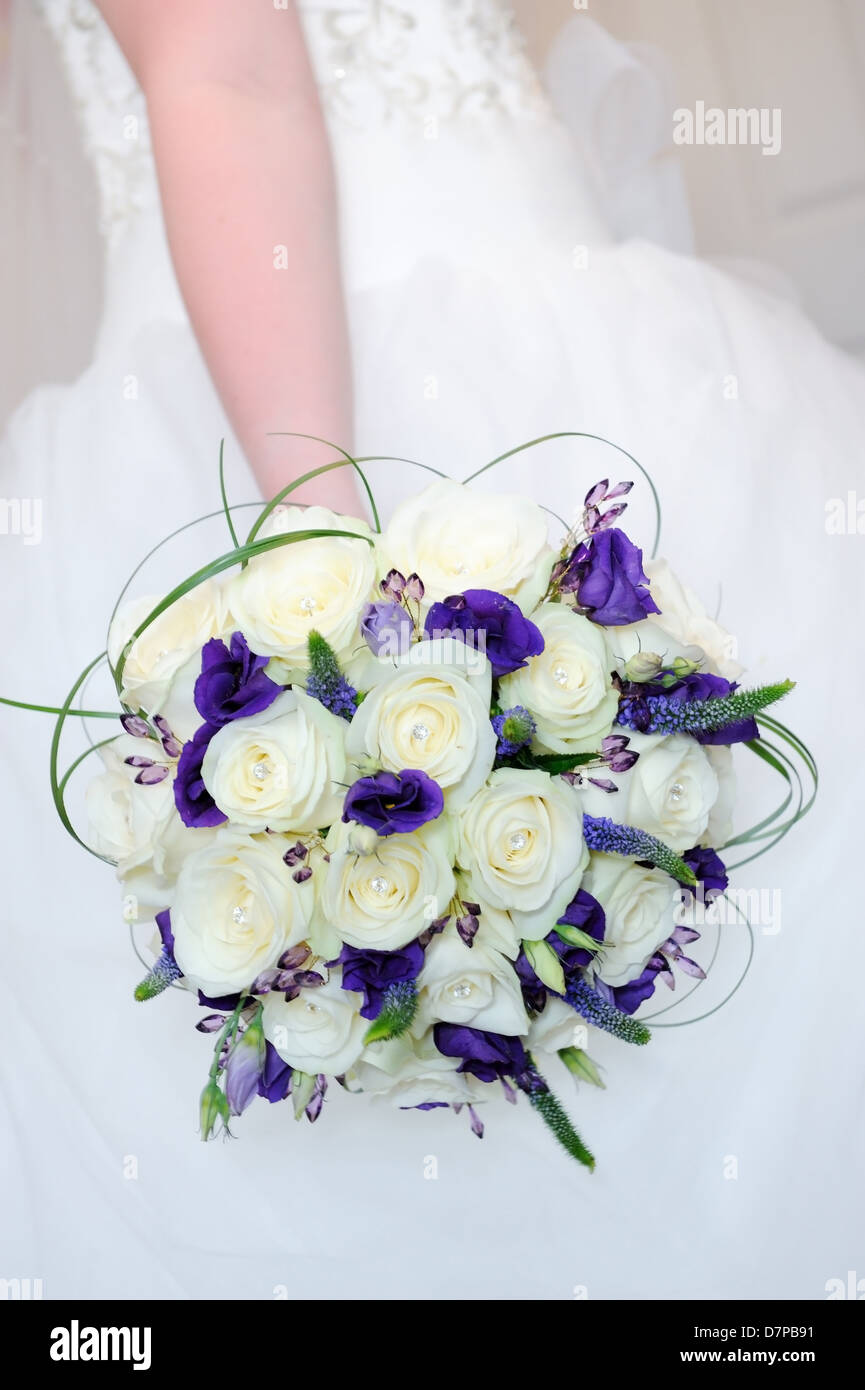 Celebración de la novia ramo de rosas blancas y flores moradas en el día de  la boda closeup Fotografía de stock - Alamy
