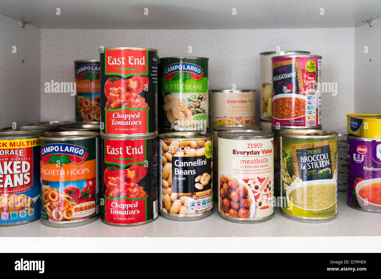 avaro Gaviota suficiente Latas de comida y latas en el estante de una despensa Fotografía de stock -  Alamy