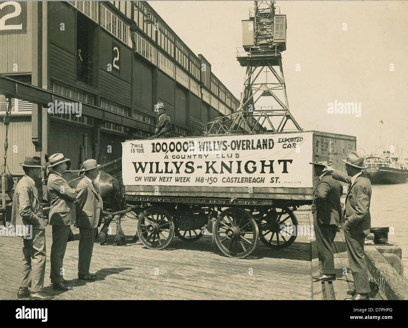 El caballo y el carro en el muelle, con jaula conteniendo la 100.000ª Willys-Overland exporta automóviles, 1920 - 1929 Foto de stock