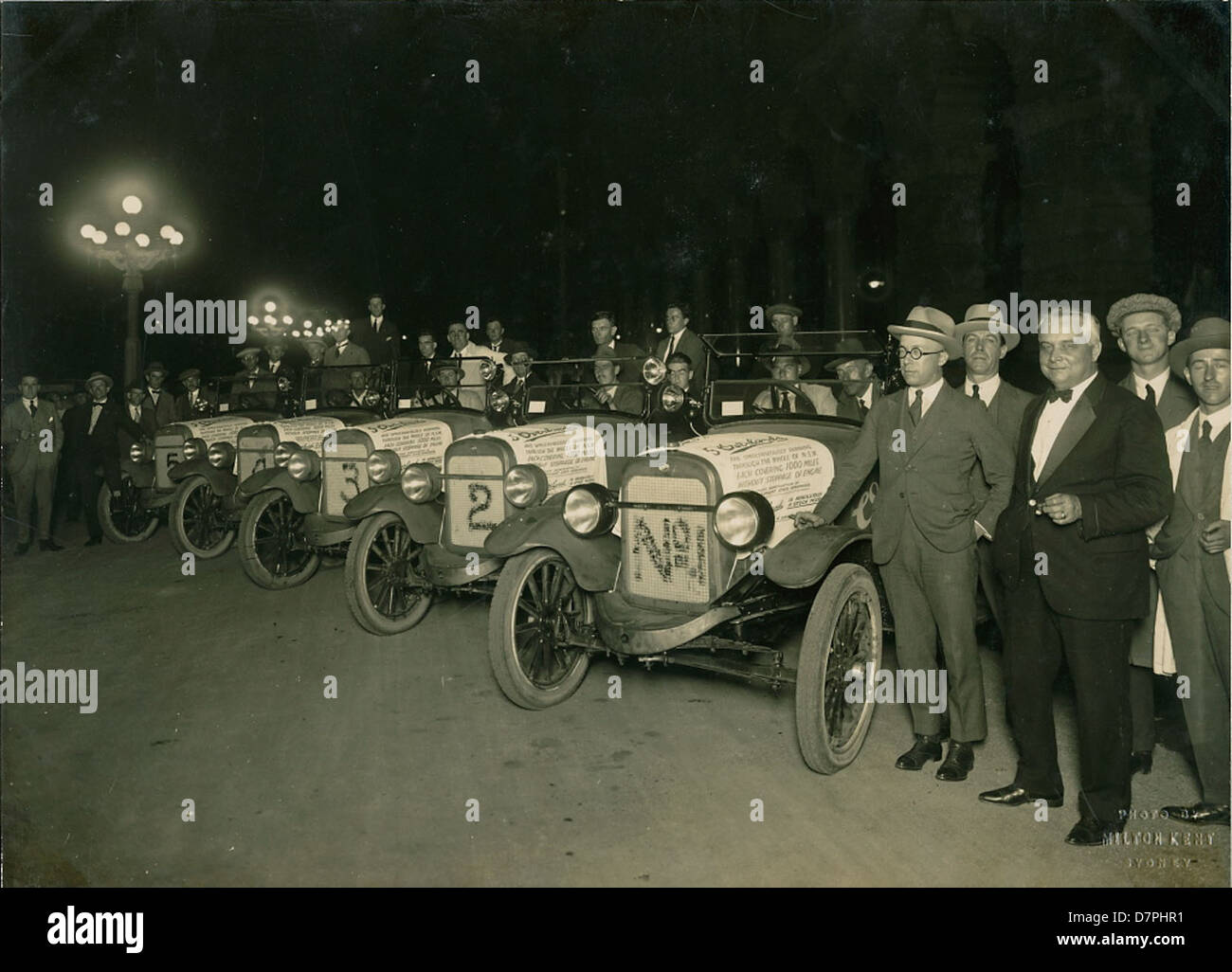 Vehículos al final de 1.000 millas de rally organizado por la empresa Overland, 1927 Foto de stock