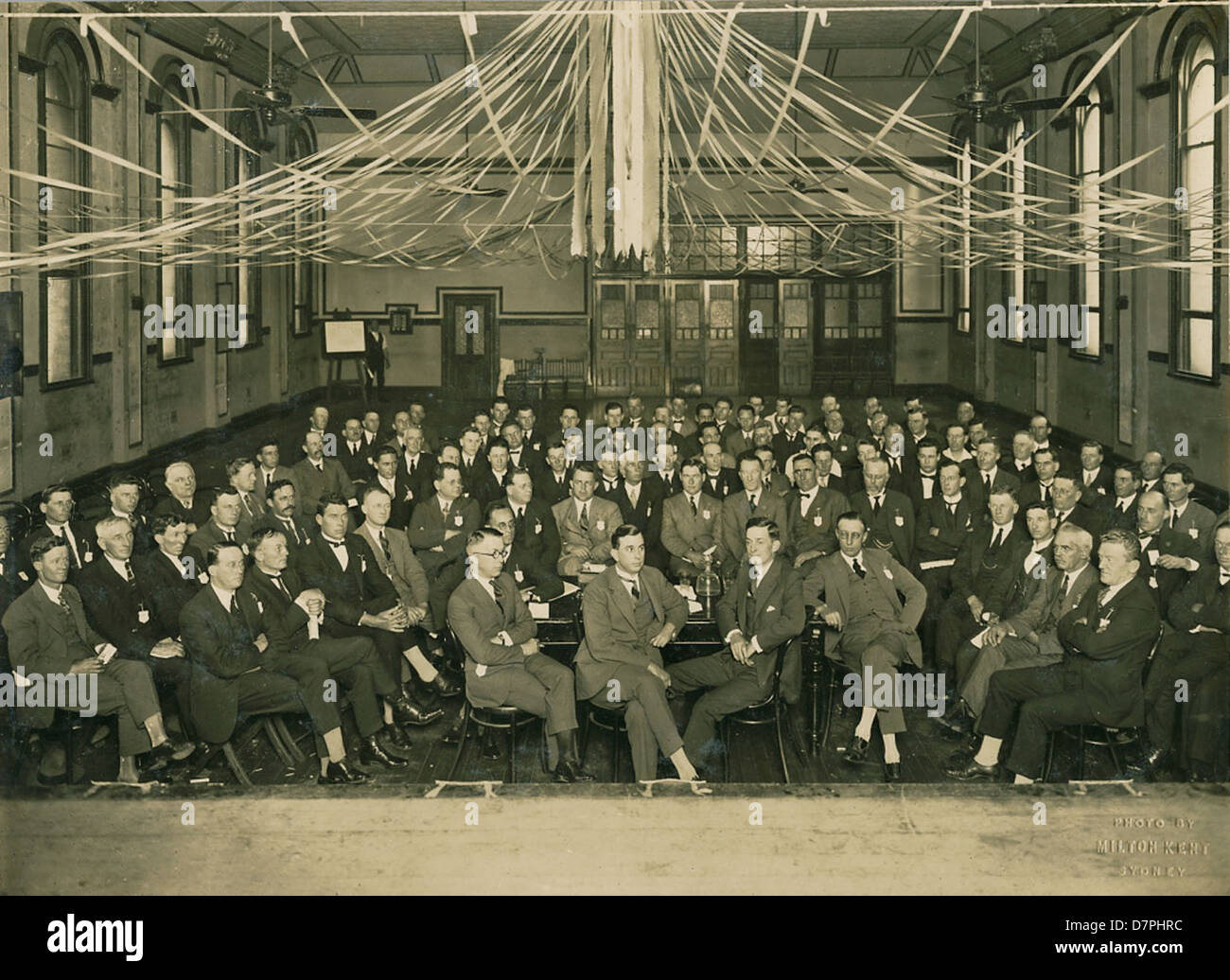 Grupo numeroso de hombres en sesión, 1920 - 1929 Foto de stock