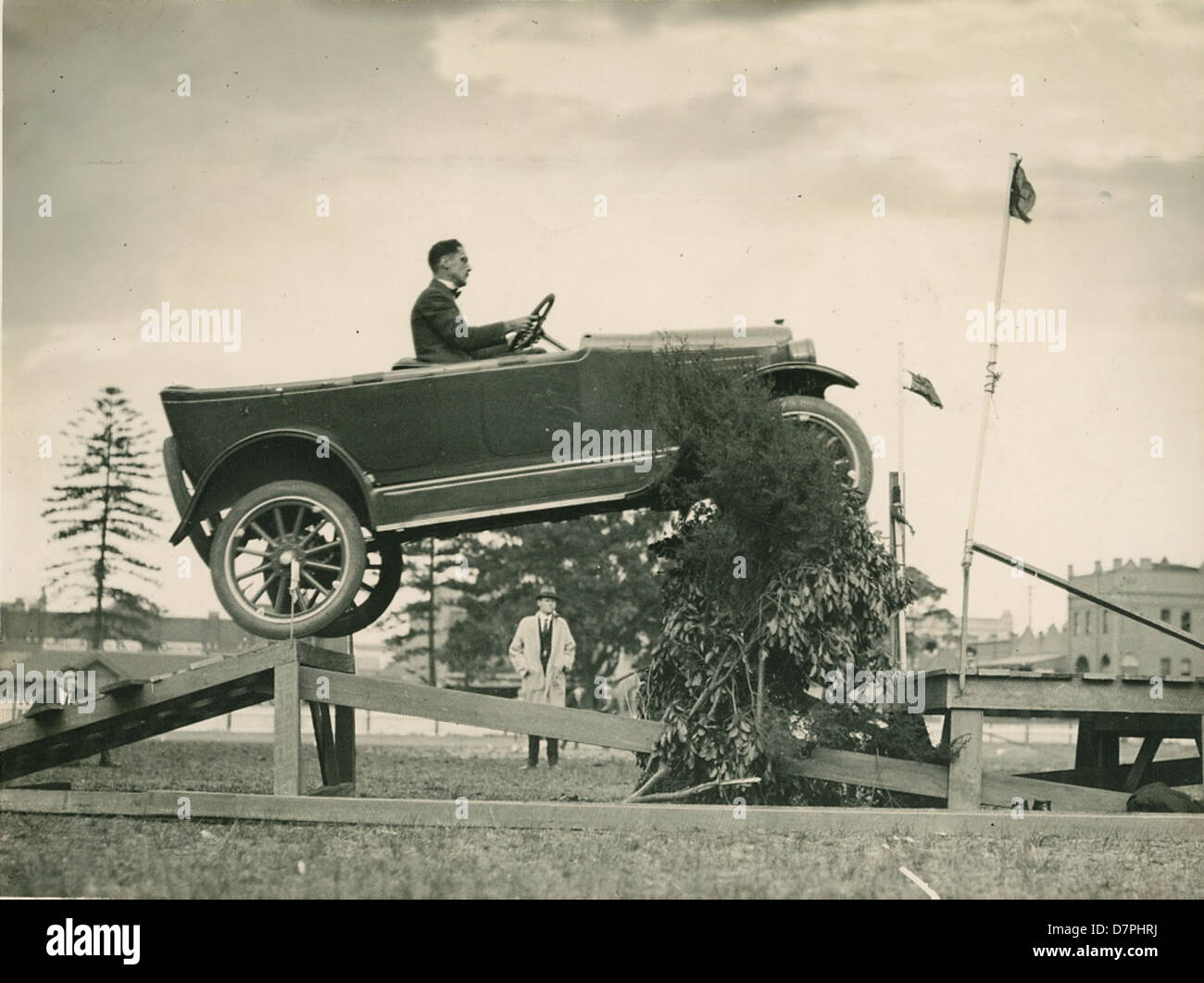 Overland coche saltando de un puente "caído" en una promoción de stunt, 1920 - 1929 Foto de stock