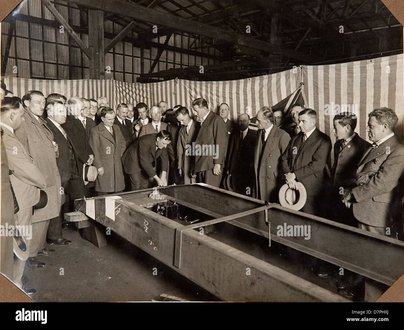 Los hombres de inspeccionar el bastidor del coche "F.H. Stewart Empresa', 1926 - 1936 Foto de stock