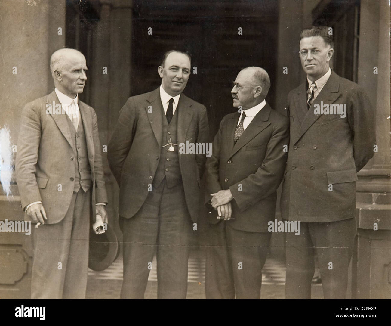 "Mago" de Norman Smith y don Harkness y otros dos hombres (en pasos de Sydney Town Hall?], 1926 - 1936 Foto de stock