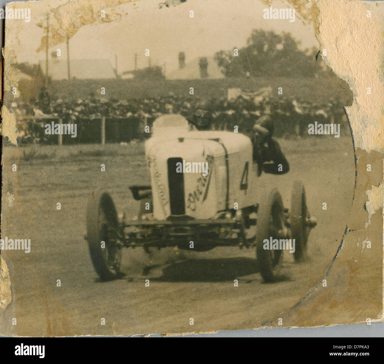 Don Harkness al volante de su coche deportivo terrestre 'Blanquita' en la carrera de reunión Foto de stock