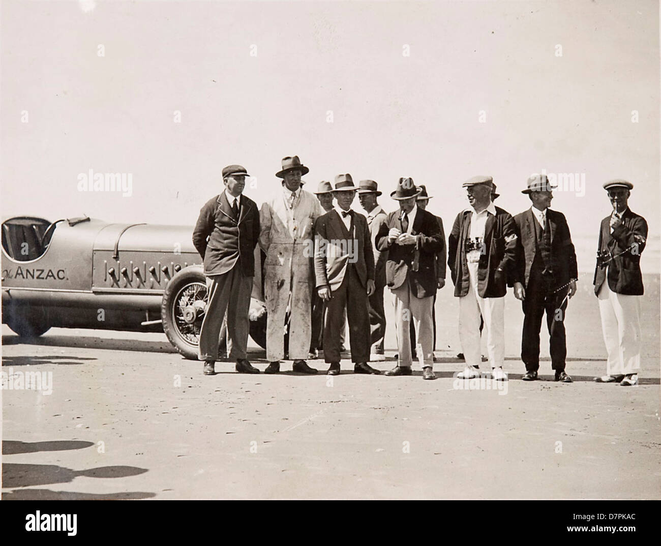 Los hombres en la playa con "Anzac" coche Foto de stock