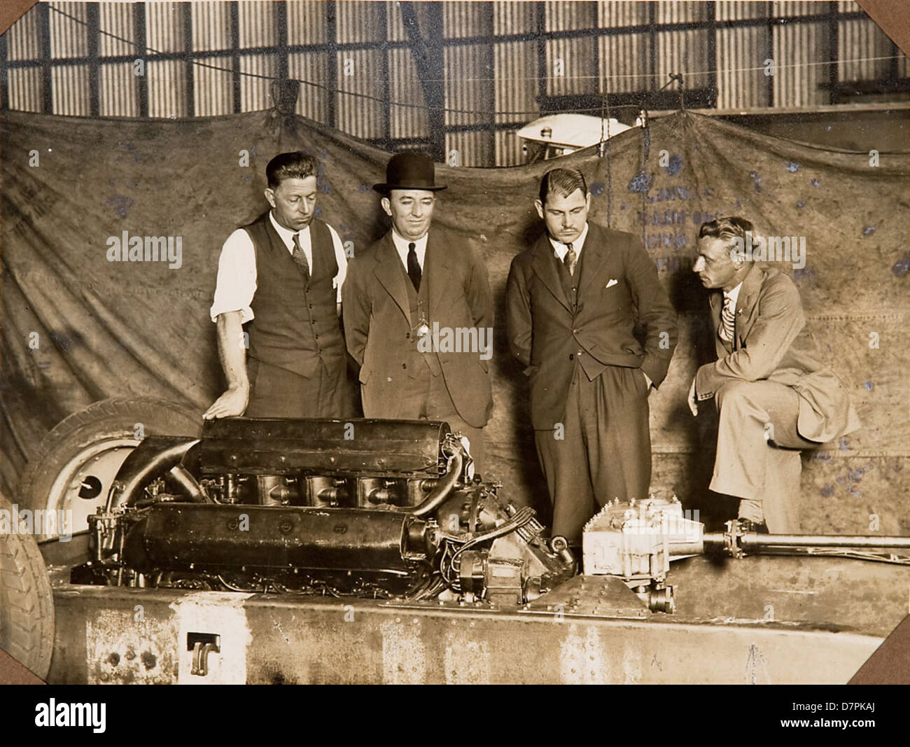 Grupo inspeccionando el coche 'F.H. Stewart Enterprise' Foto de stock