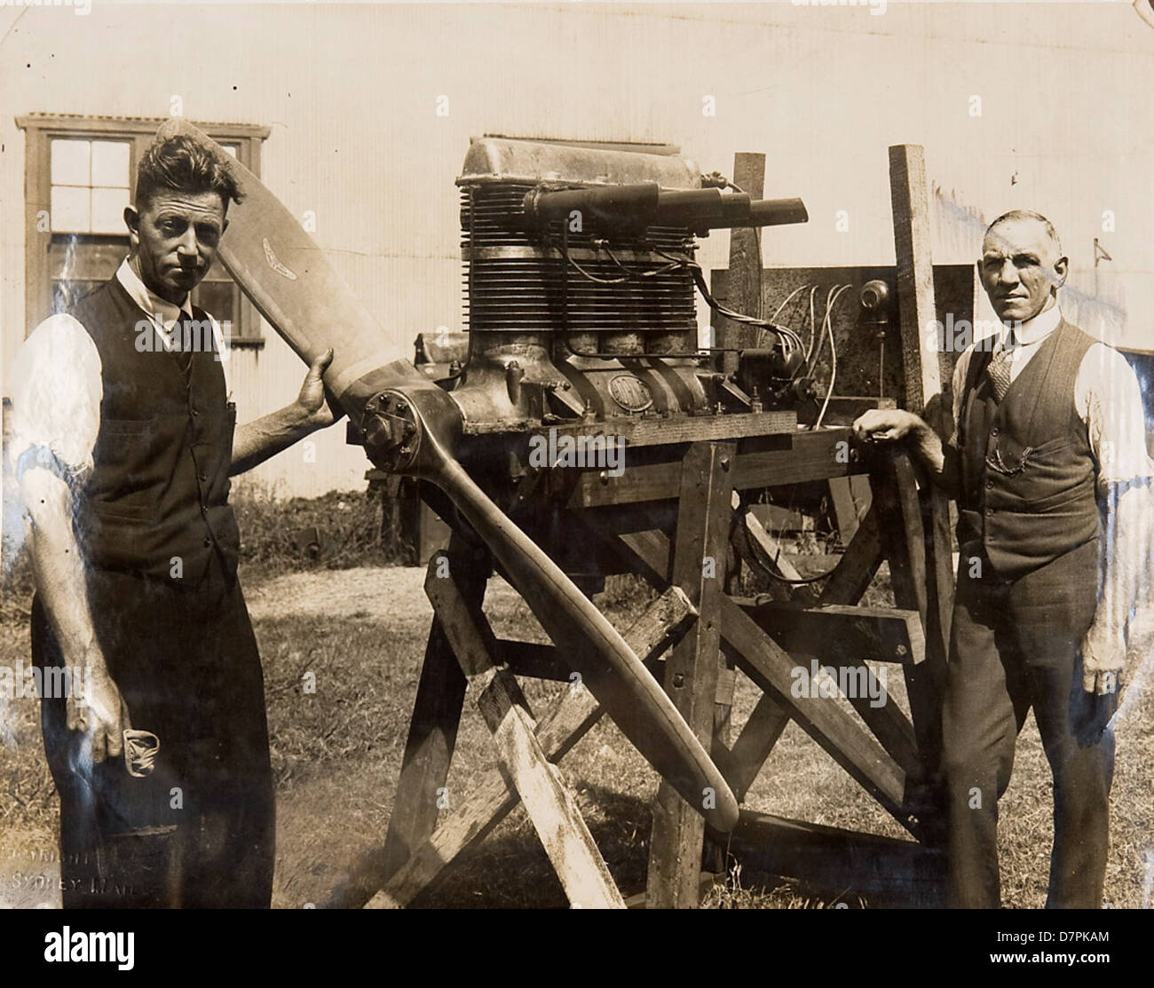 Don Harkness y hombre con motor hydroglider unidentifed Foto de stock