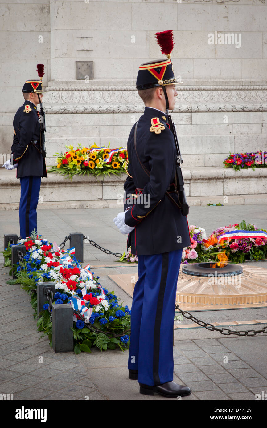Soldados permanecen en guardia sobre la tumba del soldado desconocido debajo del Arco del Triunfo, París Francia Foto de stock