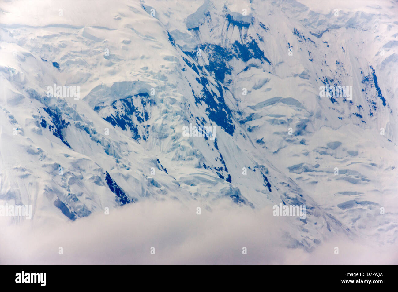 Mt. McKinley (Denali Mountain), punto más alto de América del Norte (20,320') visto f en el lado oeste de El Parque Nacional Denali, Alaska, EE.UU. Foto de stock