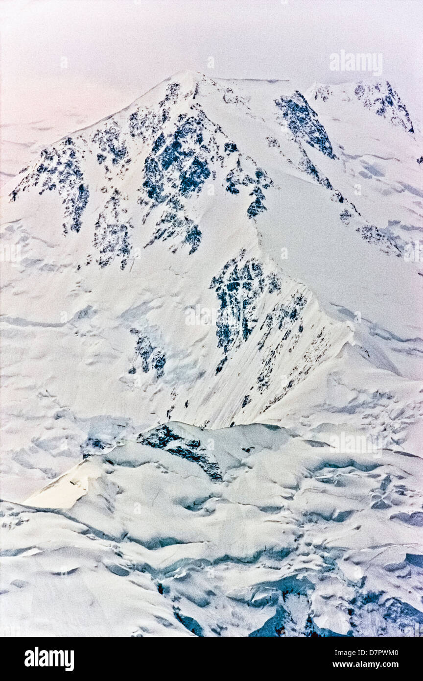 Mt. McKinley (Denali Mountain), punto más alto de América del Norte (20,320') visto f en el lado oeste de El Parque Nacional Denali, Alaska, EE.UU. Foto de stock