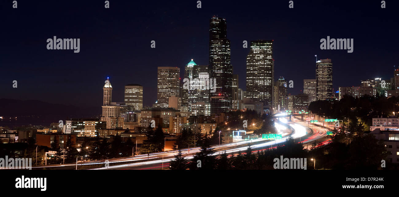 La Interestatal 5 atraviesa el centro de Seattle después de la puesta del sol Foto de stock