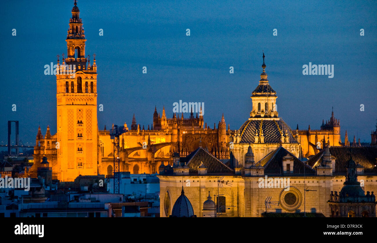 Torre de la Giralda y Catedral de Sevilla iluminada sitio de patrimonio mundial de la UNESCO al atardecer Andalucía Andalucia España Europa Foto de stock