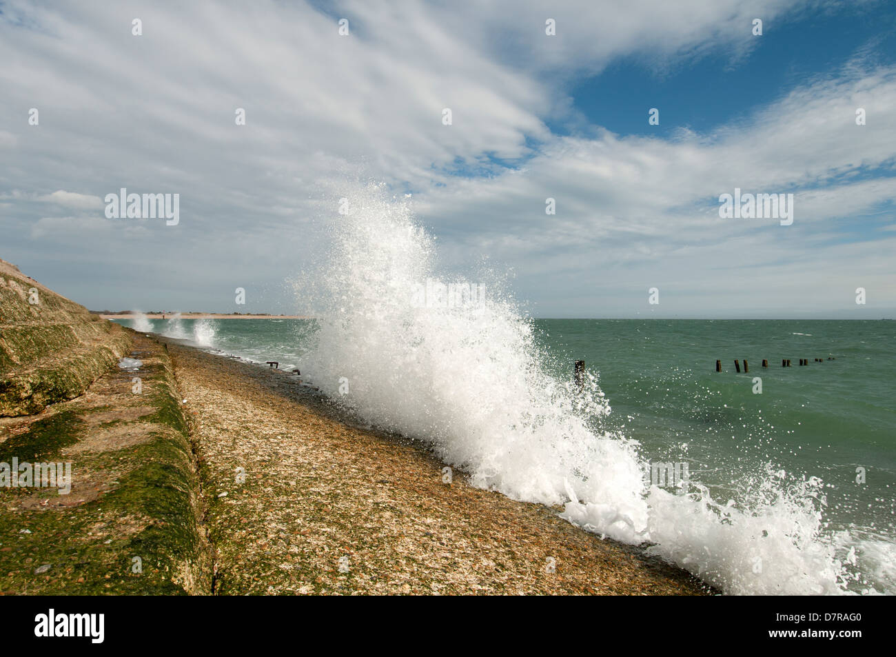 Las olas que rompen en la orilla a punto de Eastney Foto de stock