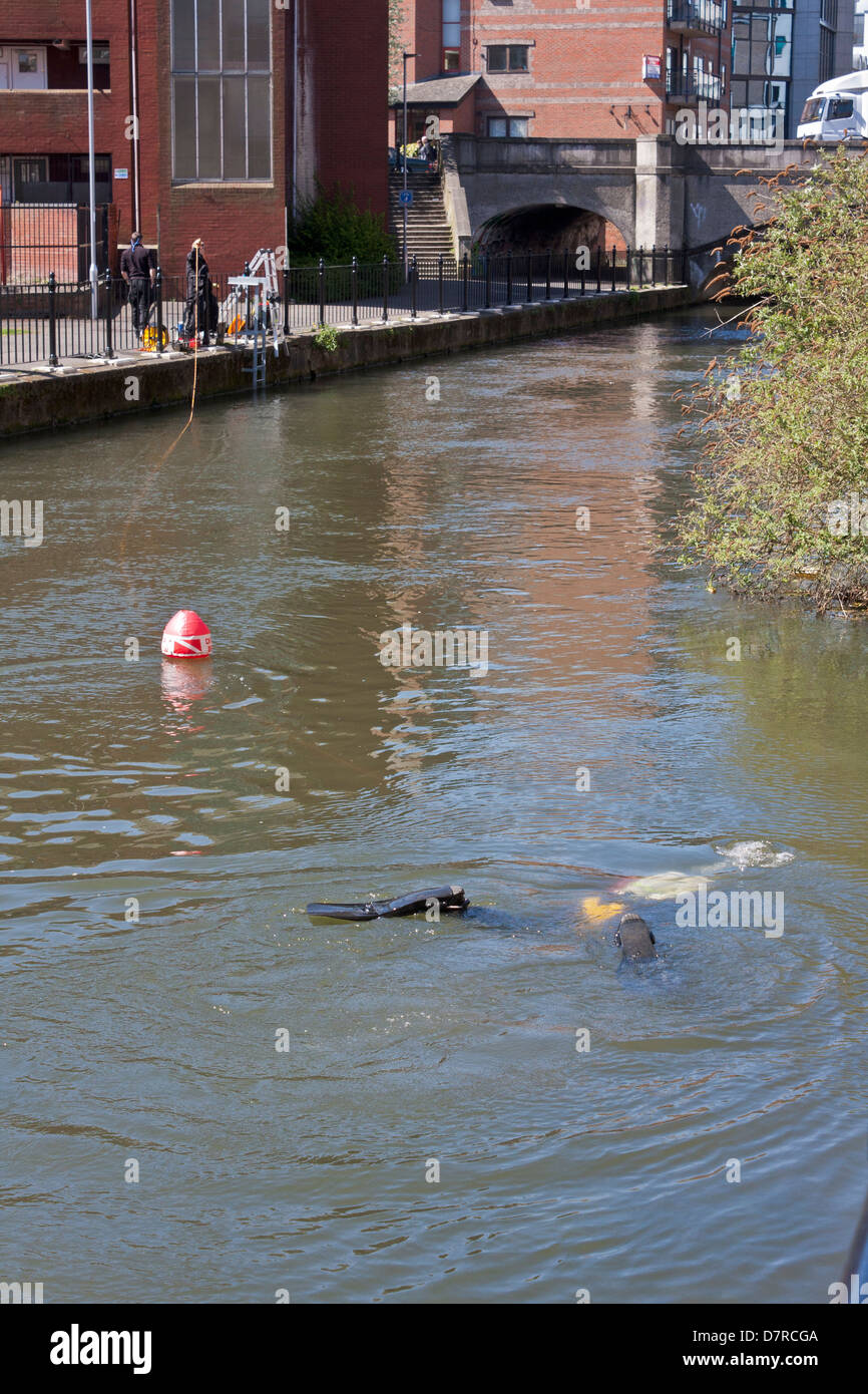 Un buzo de la policía sobre la superficie del Canal de Kennet y Avon en Reading, Berkshire, Reino Unido Foto de stock