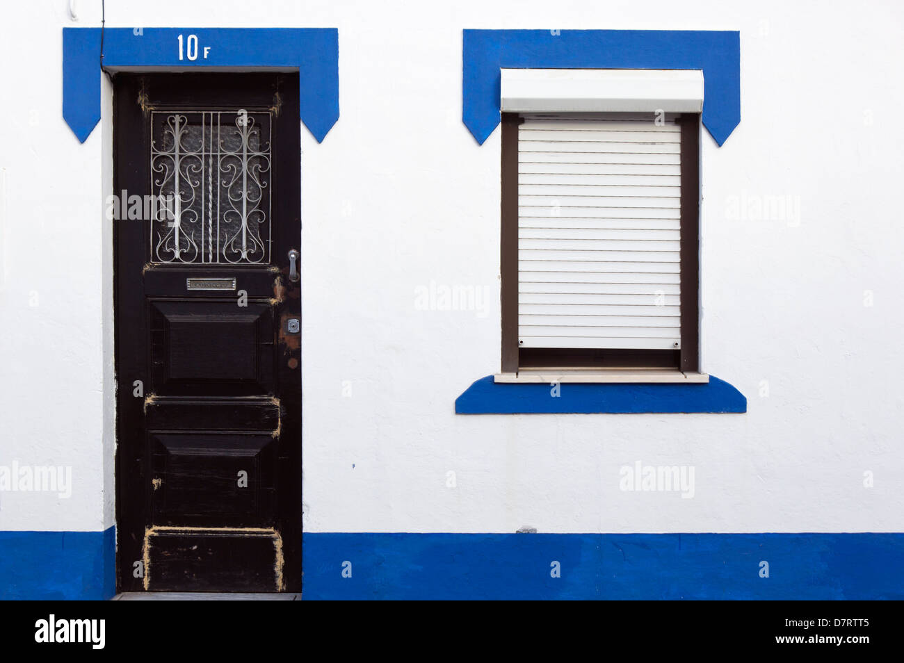 Portugal. Conjunto de puertas y ventanas en las paredes pintadas en blanco y azul. Foto de stock