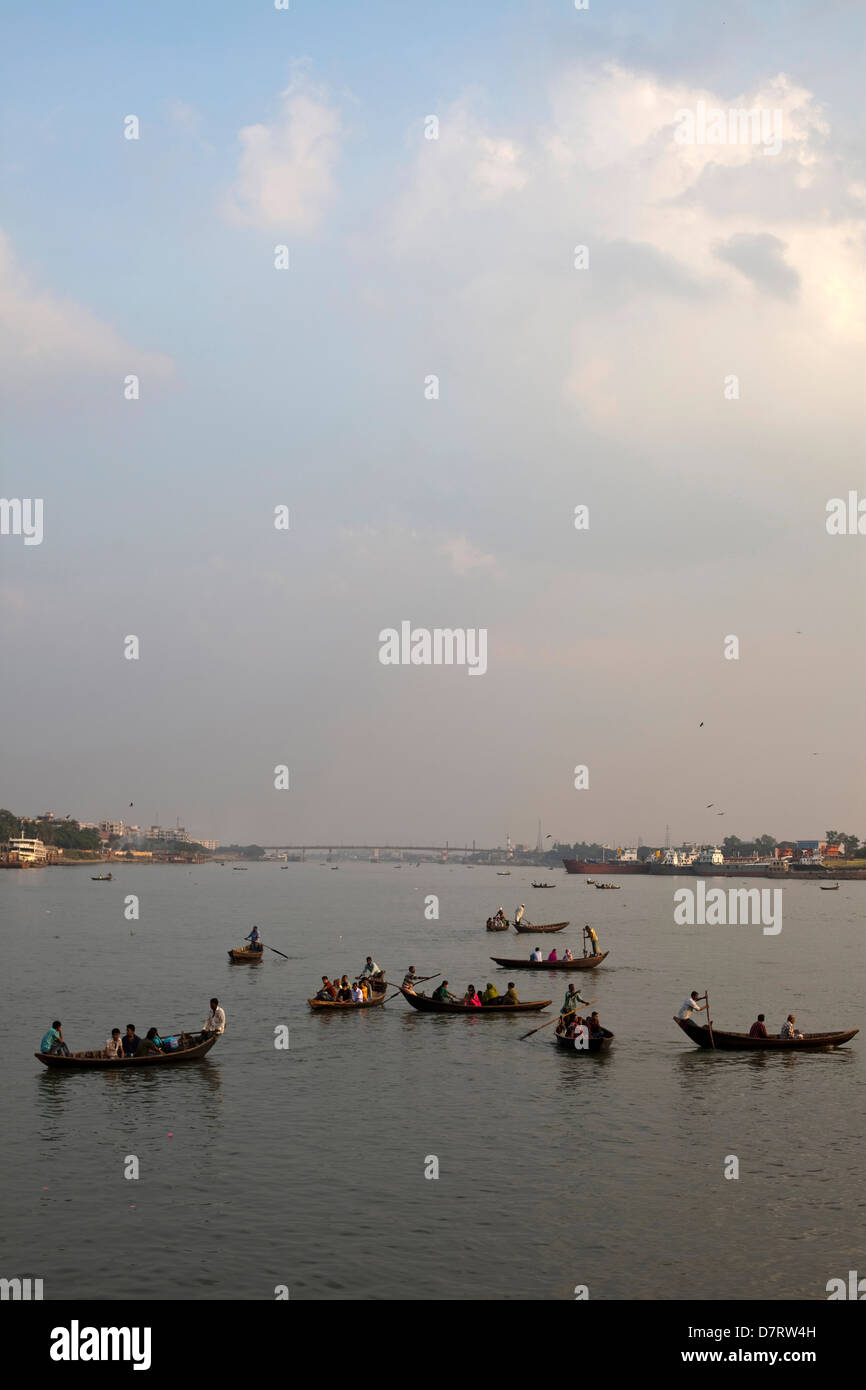 Los taxis acuáticos y botes en el río Buriganga en río Sadarghat, Dhaka, Bangladesh Foto de stock