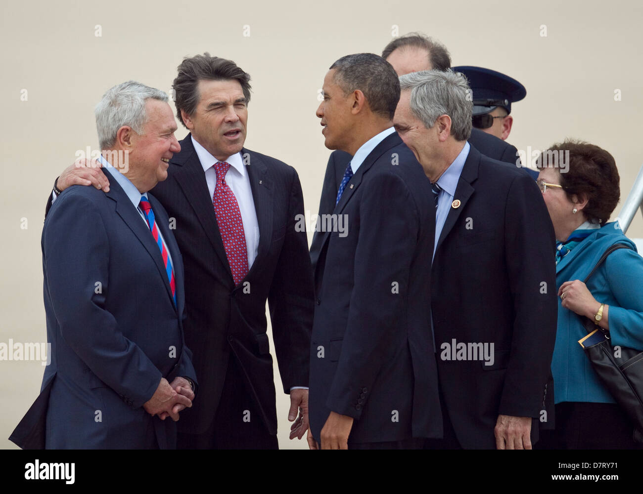 El presidente de Estados Unidos, Barack Obama, es saludado por varios políticos después de aterrizar en Austin, Texas Foto de stock