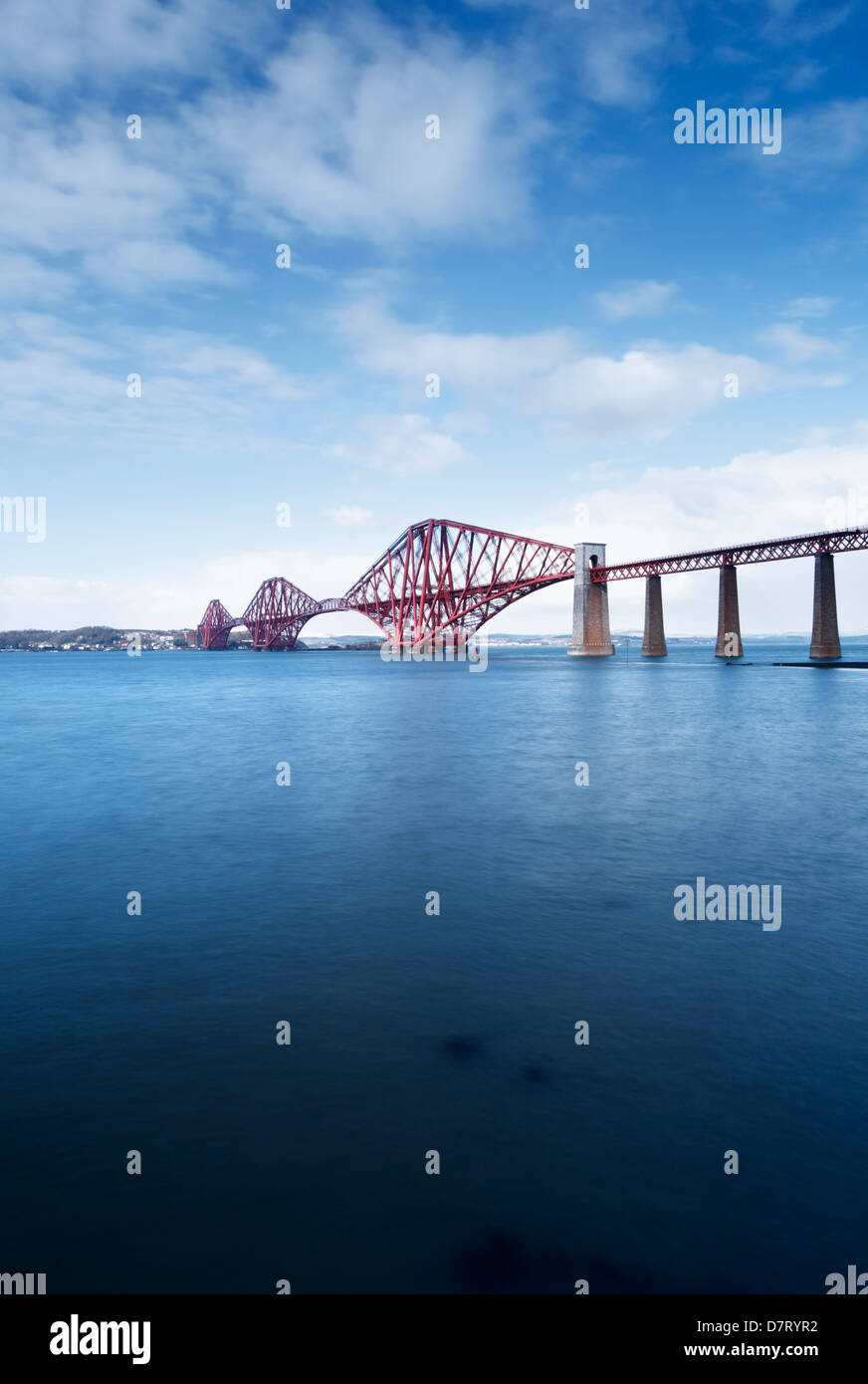 Cruzando el puente ferroviario de Forth Firth of Forth. Edimburgo. Escocia. En el Reino Unido. Foto de stock