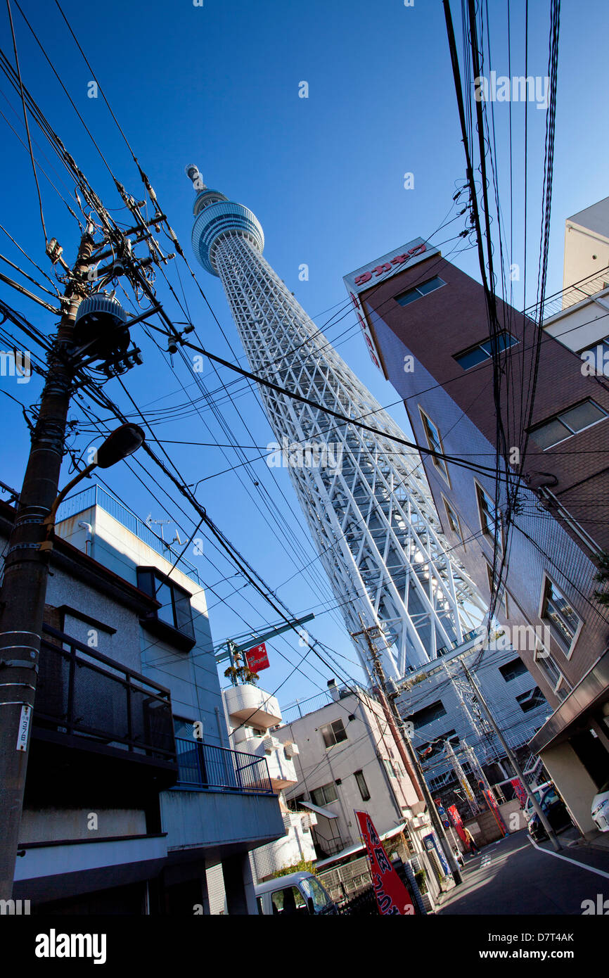 Mirando hacia abajo una calle hacia la torre Skytree, Sumida, Tokio, Japón Foto de stock