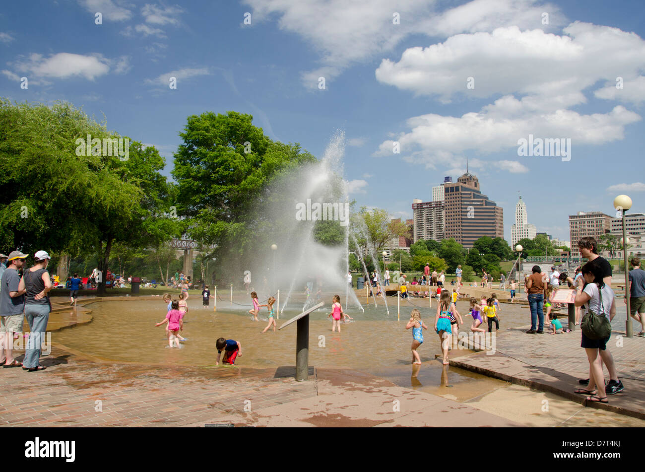 Memphis, Tennessee. Mud Island River Park. Niños jugando en la fuente de agua en un día caluroso