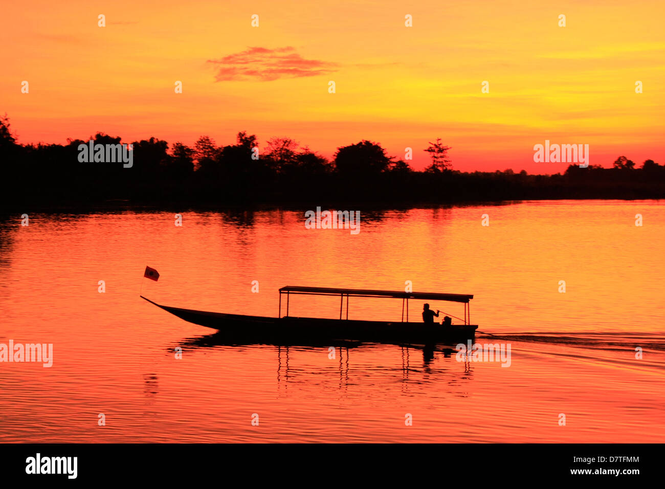Puesta de sol sobre el río Mekong, en Laos, en el sudeste de Asia Foto de stock