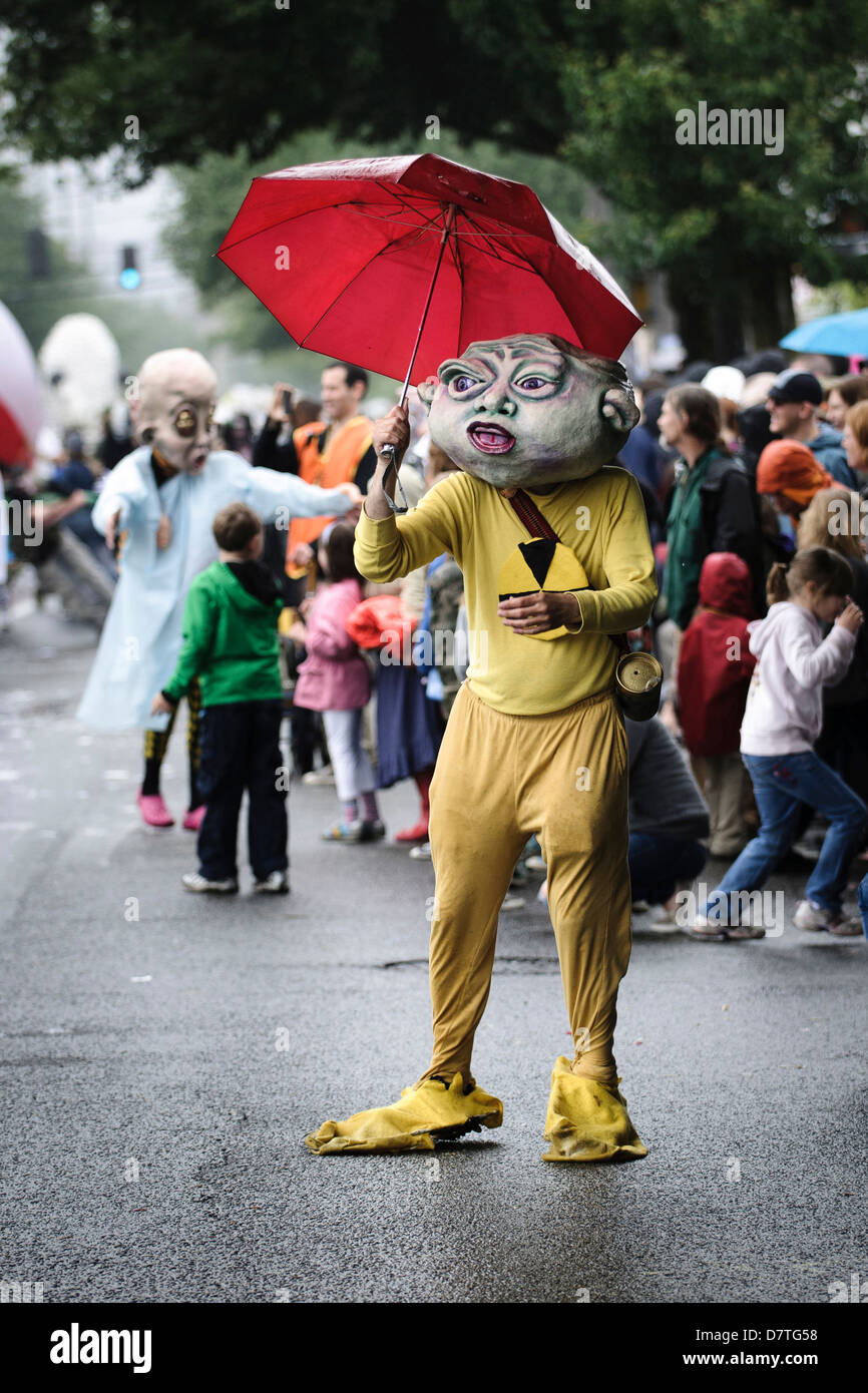 Seattle. Hombre en Bioshock tema disfraz con sombrilla, Fremont Solstice  Parade Fotografía de stock - Alamy