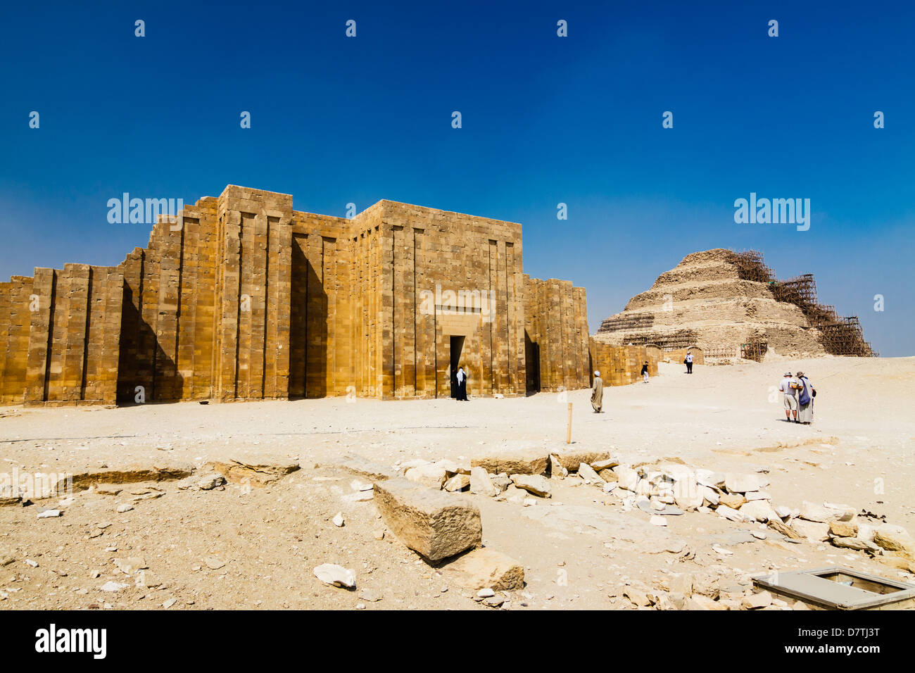 Hipostyle hall y paso en el complejo funerario de la Pirámide de Zoser en Saqqara Foto de stock