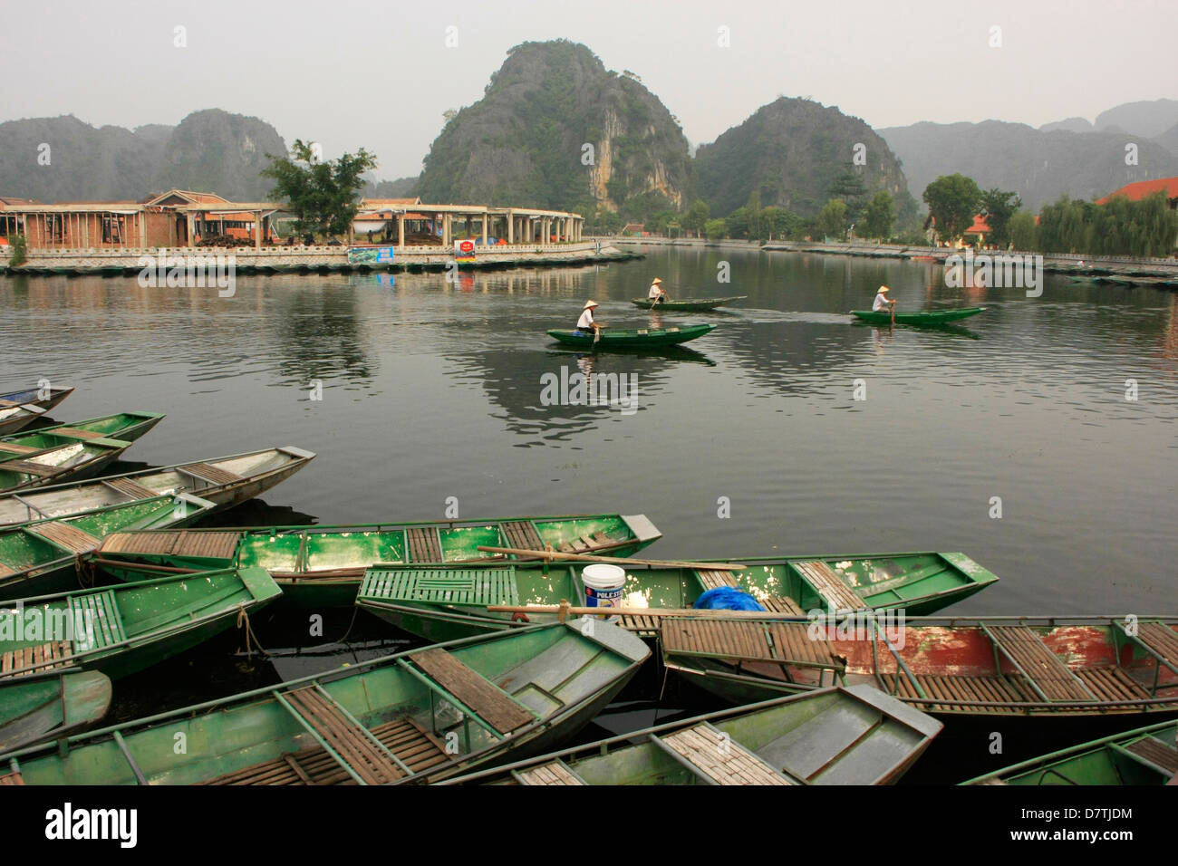 Amarrados de botes a remo, Tam Coc, Ninh Binh, Vietnam, provincia Foto de stock