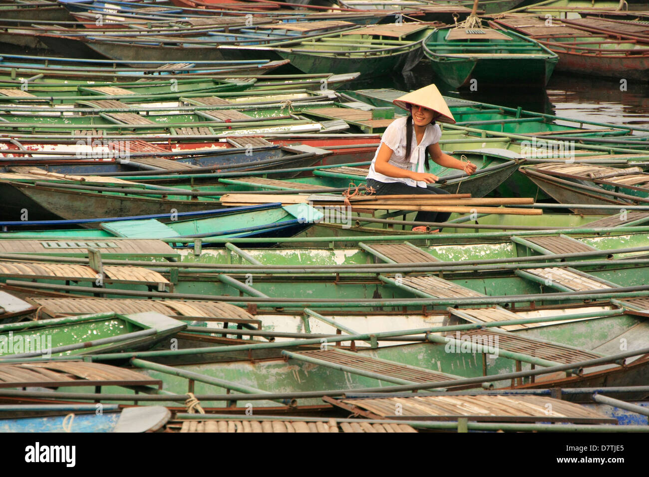 Amarrados de botes a remo, Tam Coc, provincia de Ninh Binh, Vietnam Foto de stock