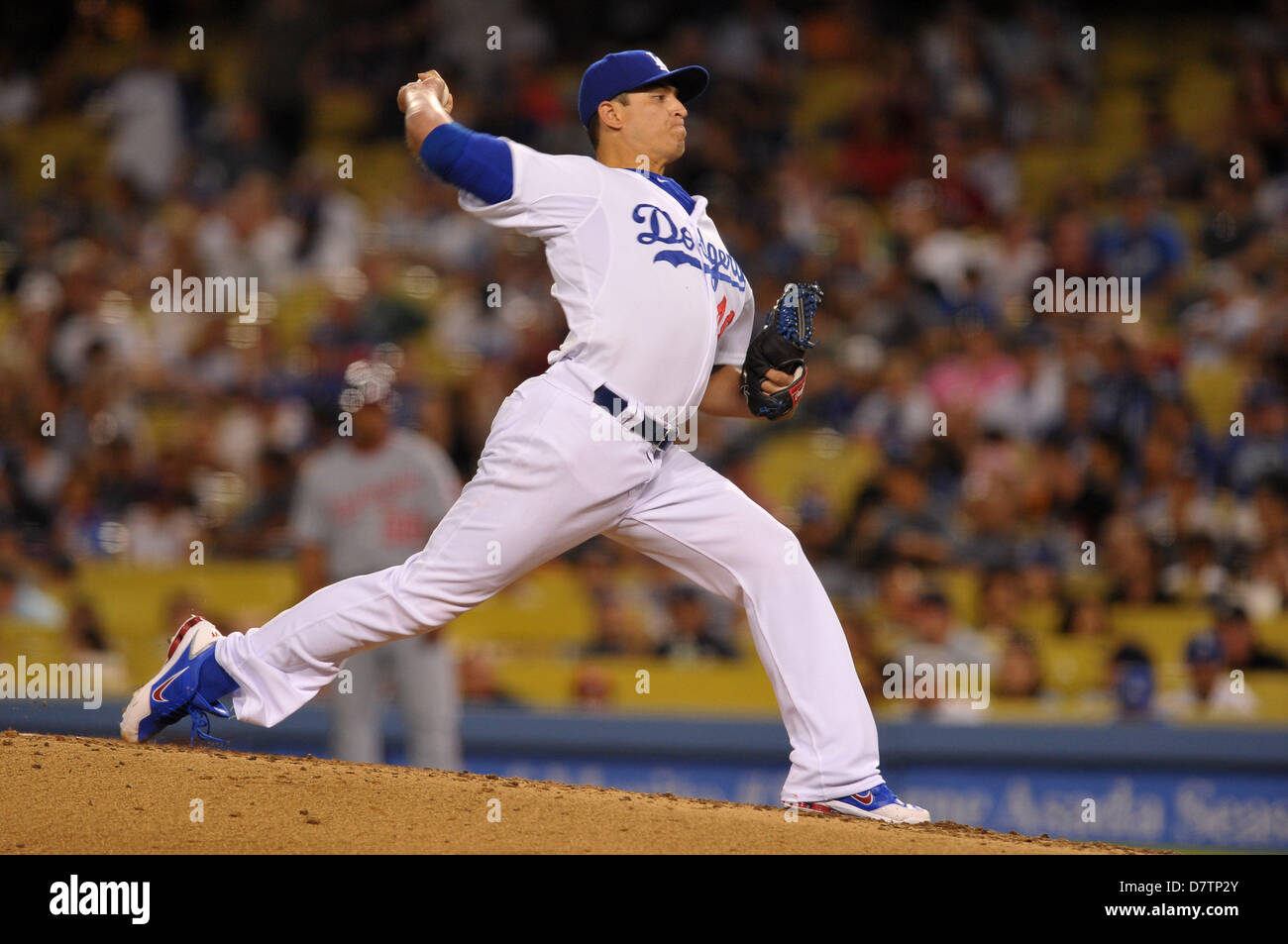 Los Angeles, CA, EE.UU. El 13 de mayo de 2013. Los Angeles Dodgers relevista Javy Guerra (48) parcelas durante el partido de béisbol de las Grandes Ligas entre los Dodgers de Los Angeles y los Washington Nationals en el Dodger Stadium en Los Angeles, CA. David Hood/CSM./Alamy Live News Foto de stock