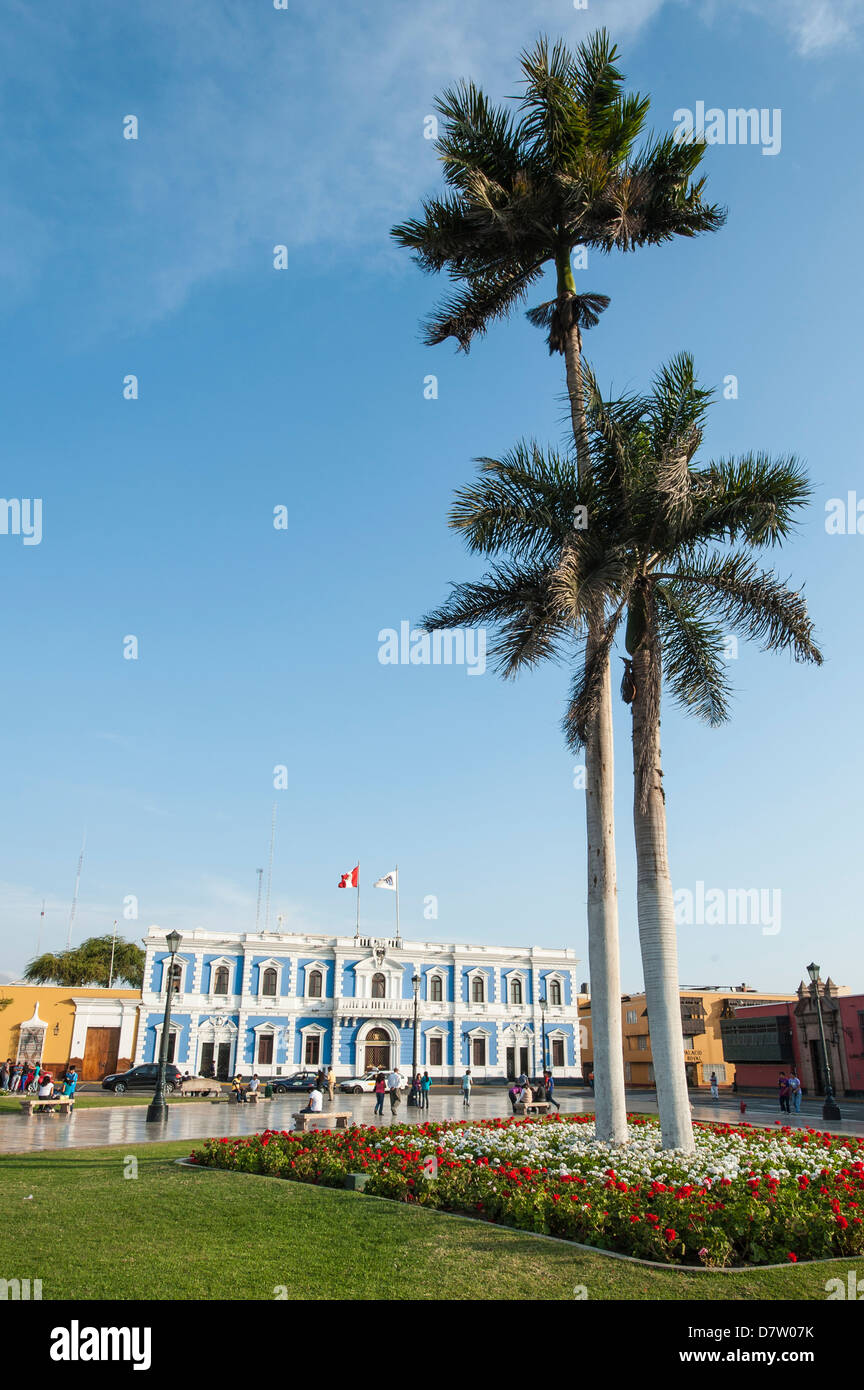 Oficinas Municipales frente a la Plaza de Armas, Trujillo, Perú, América del Sur Foto de stock