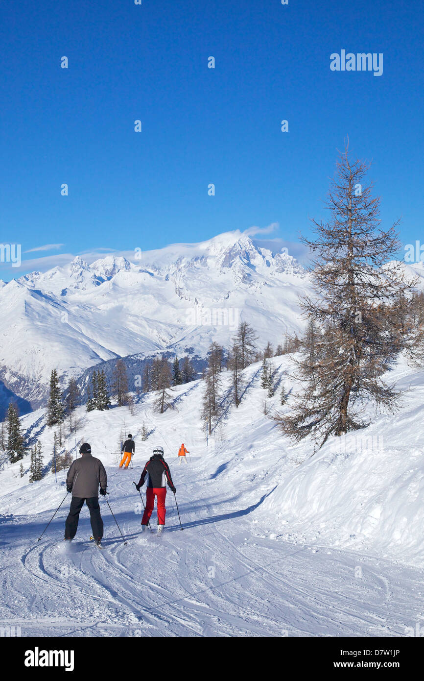 La Foret pista azul y el Mont Blanc detrás, Peisey-Vallandry, Les Arcs, Savoie, Alpes franceses, Francia Foto de stock