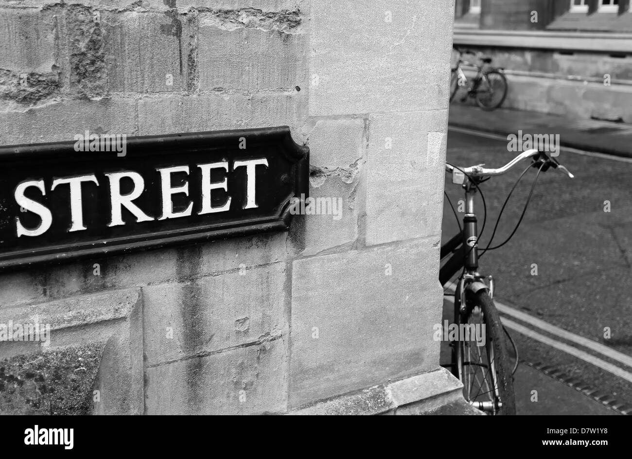Bicicleta estacionada en la esquina de la calle de Oxford, Inglaterra Foto de stock