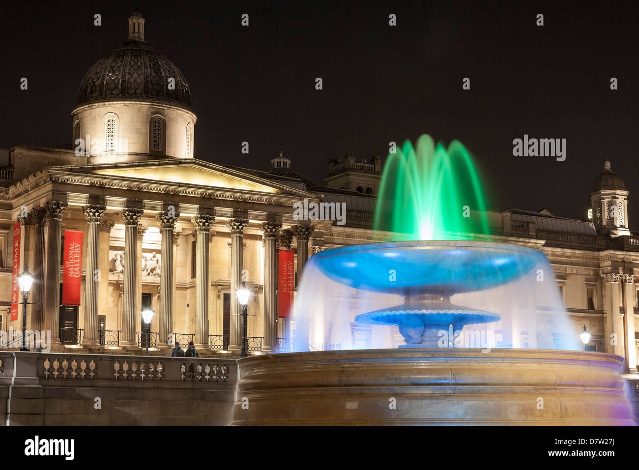 La National Gallery y fuente en Trafalgar Square por la noche, Londres, Inglaterra, Reino Unido Foto de stock
