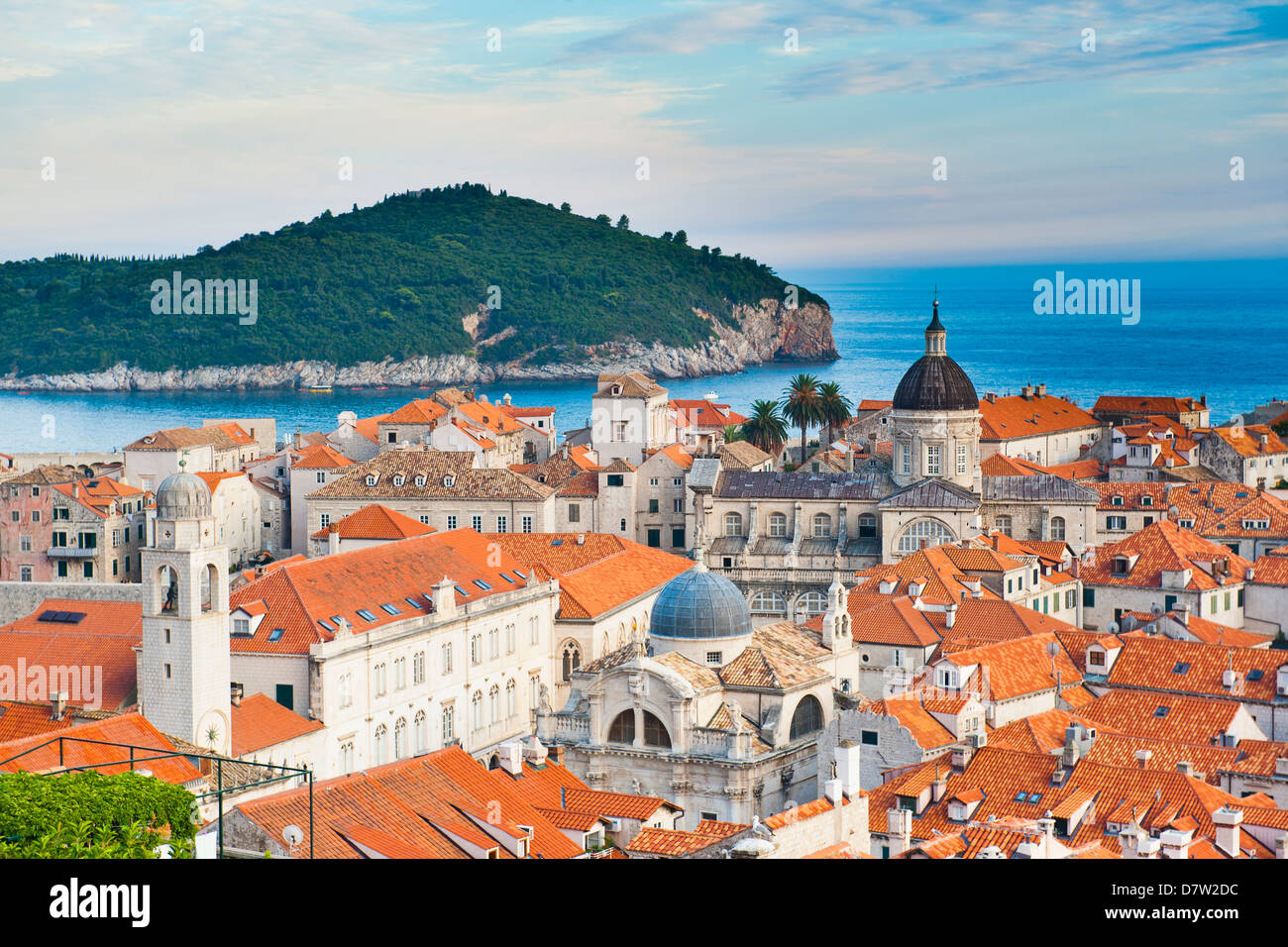 Catedral de Dubrovnik y la Isla Lokrum, Casco antiguo, declarado Patrimonio de la Humanidad por la UNESCO, Dubrovnik, Costa Dálmata, Adriático, Croacia Foto de stock