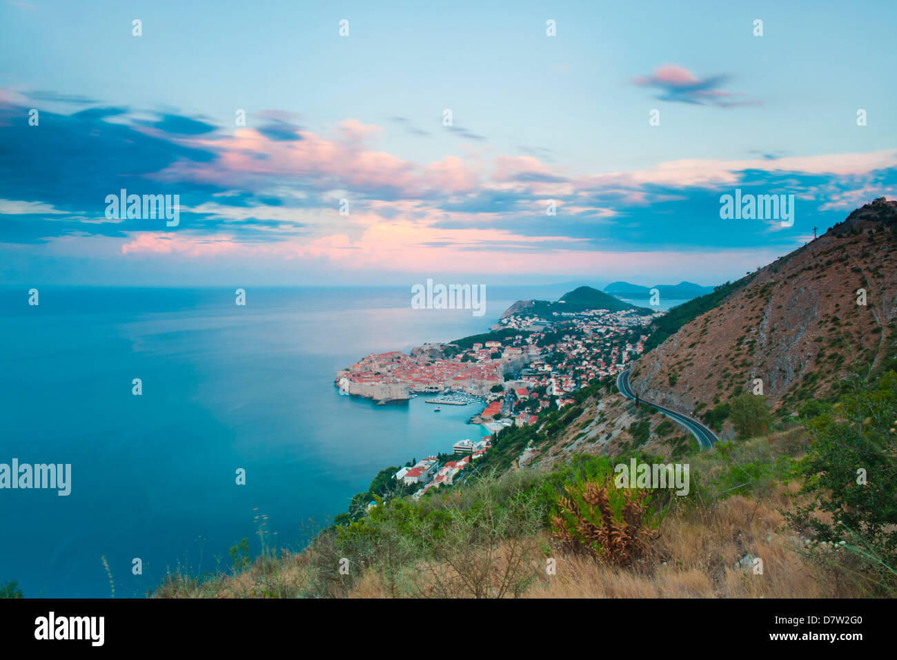 Casco antiguo de Dubrovnik y monte Srd al amanecer, la costa Dálmata, Adriático, Croacia Foto de stock