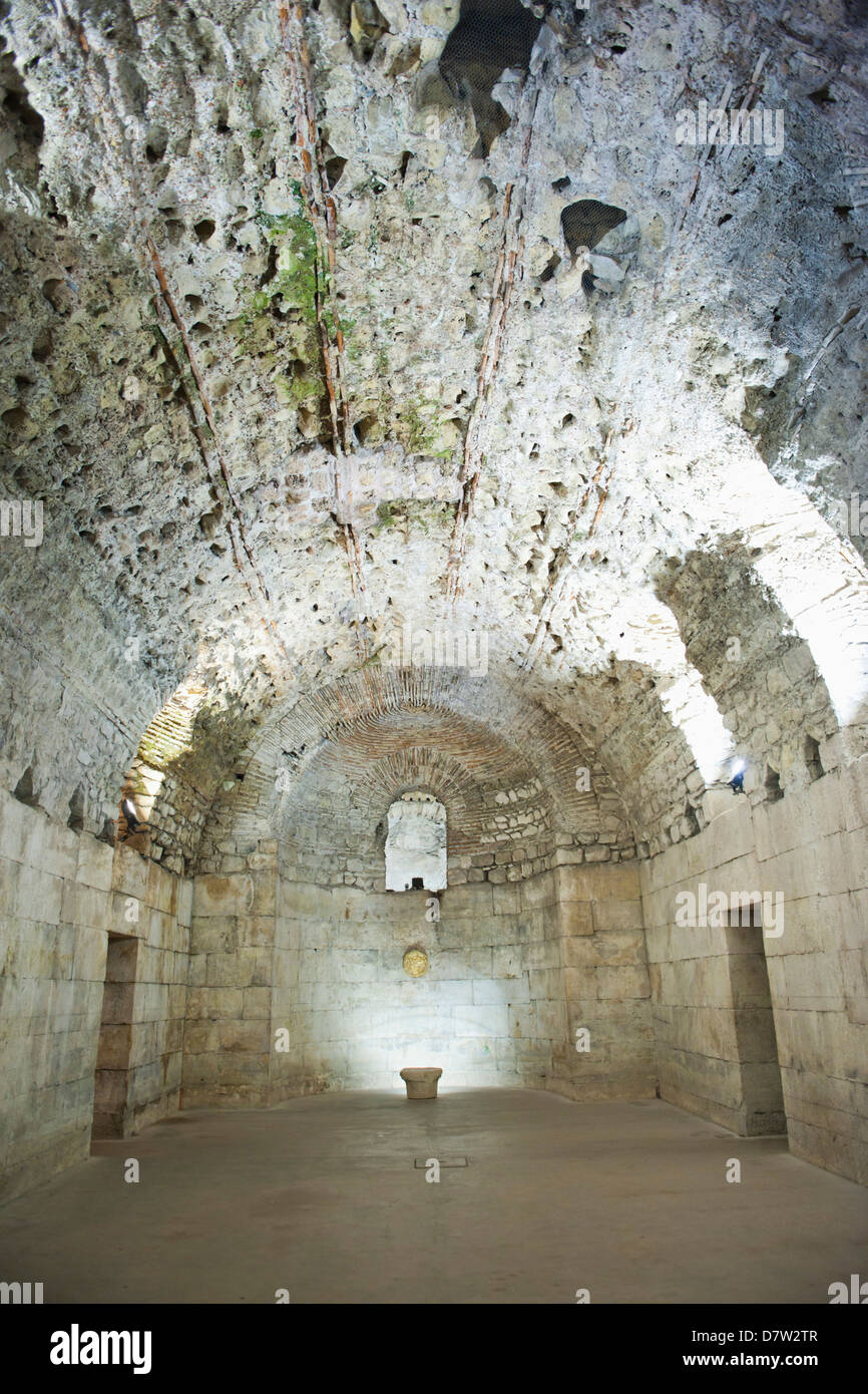 Pasillos subterráneos, el Palacio de Diocletian, Sitio del Patrimonio Mundial de la UNESCO, dividir la costa Dálmata, Croacia Foto de stock