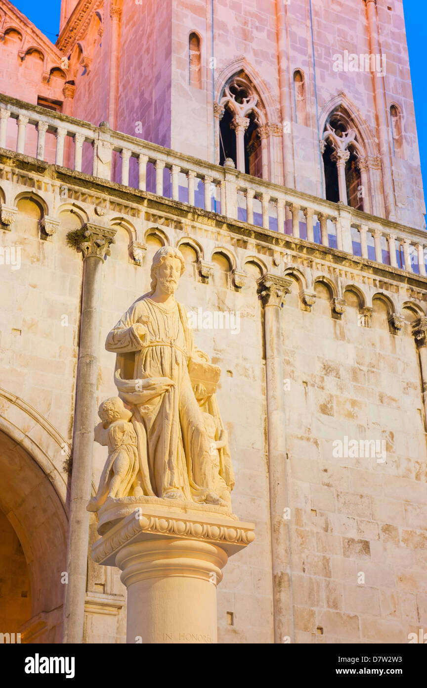 Estatua de San Lorenzo fuera de la Catedral de San Lorenzo en la noche, Trogir, Sitio del Patrimonio Mundial de la UNESCO, la costa Dálmata, Croacia Foto de stock