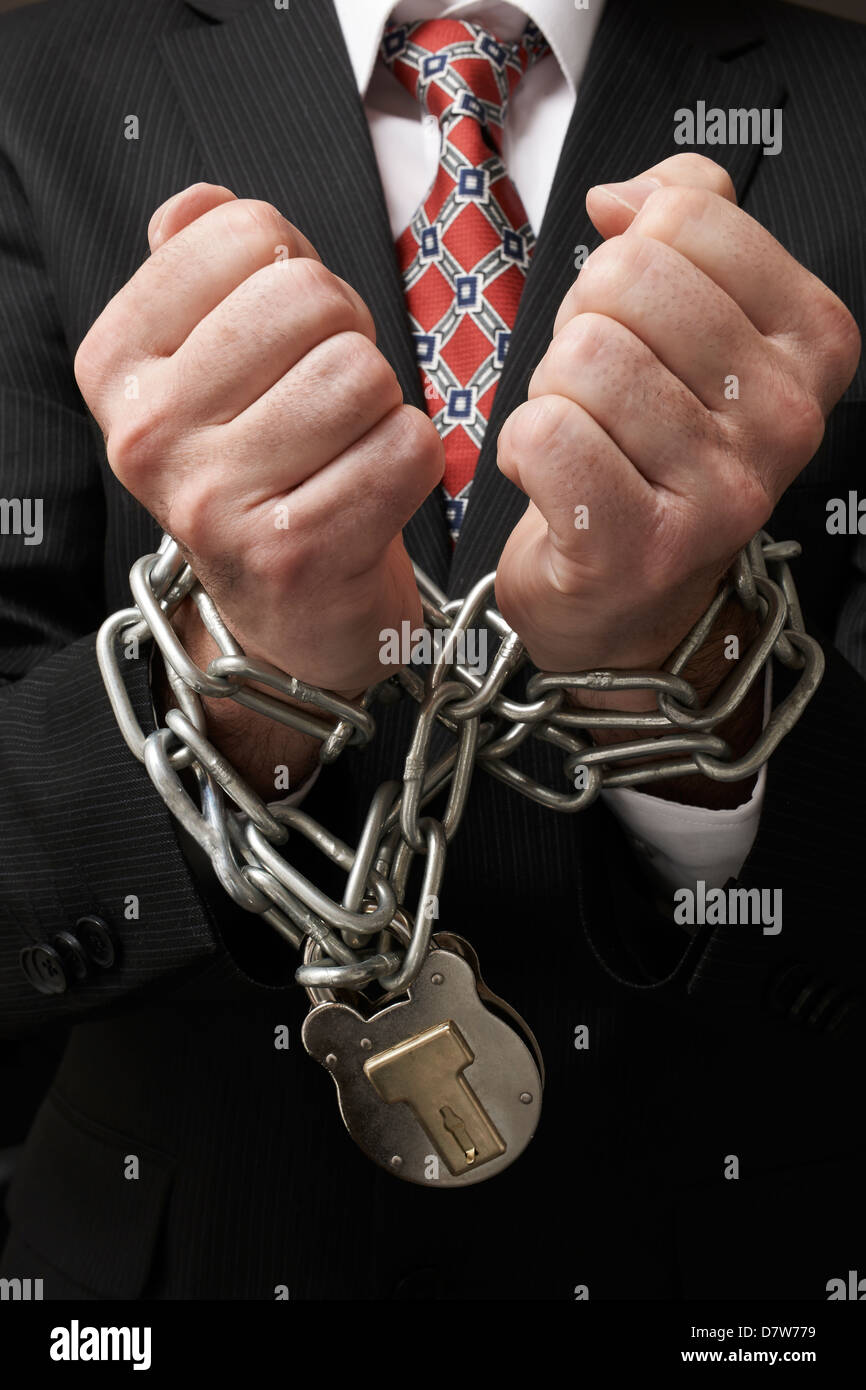Cerca de businessmans manos atadas en pesadas cadenas con candado  Fotografía de stock - Alamy