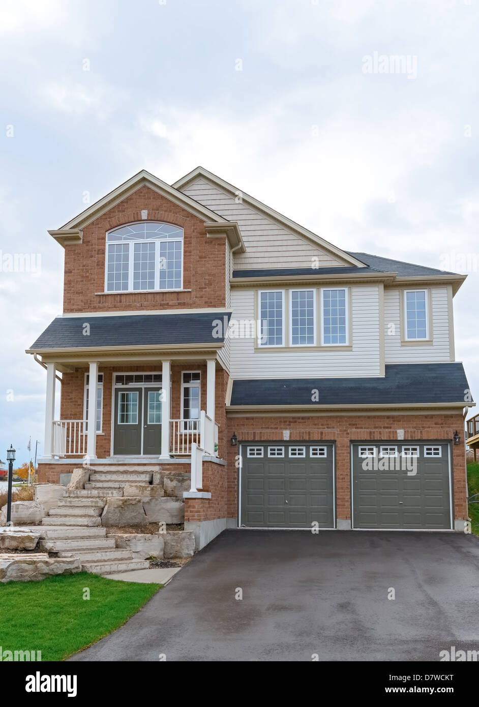 Nueva casa de dos pisos en Canadá. Ontario, Cambridge casas nuevas  subdivisiones Fotografía de stock - Alamy