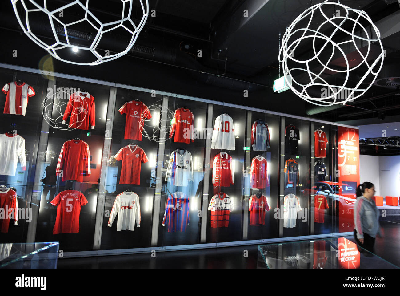 Camisetas desde el pasado colgar en una vitrina en el Museo del FC Bayern  de Múnich en el Allianz Arena en Munich, Alemania, el 14 de mayo de 2013.  FC Bayern Múnich