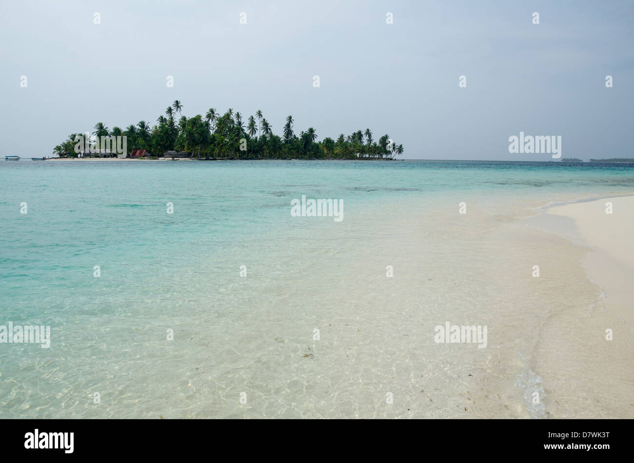 Islas distantes y playa, las Islas de San Blas Foto de stock