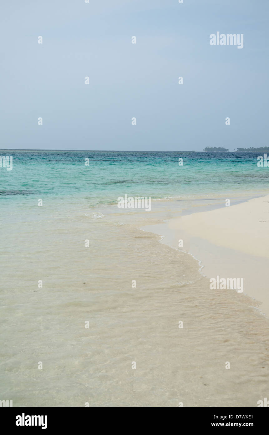 Islas distantes y playa, las Islas de San Blas Foto de stock